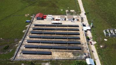 El Proyecto Perla Brus Laguna, que entró en operación el 18 de agosto de 2023, consta de la disponibilidad de una conexión a la red de energía eléctrica de la Enee.