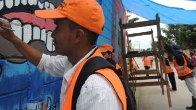 Algunos trabajos consisten en la pintura de murales en espacios públicos.