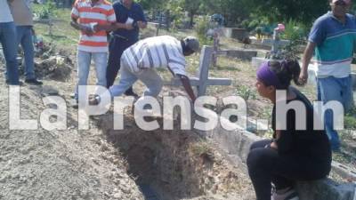 Los restos de Roxana Mejía fueron sepultados por la tía de la pequeña en el cementerio Los Laureles de San Pedro Sula.