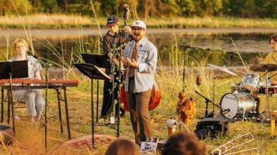 El talento del tenor hondureño Moisés Duarte Jr. vuelve a proyectarse desde Estados Unidos con una producción audiovisual que combina música latinoamericana, naturaleza y una propuesta diferente. El artista protagoniza Moisés Duarte: An Ole Tiny Dorm Music Film, disponible en YouTube desde el 24 de septiembre en el canal Ole Tiny Dorm.