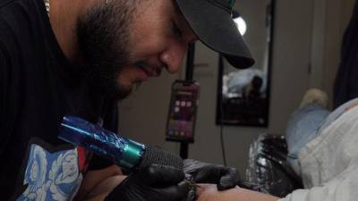 Mario Sierra proyecta que en seis años ha realizado más de 1,000 tatuajes.