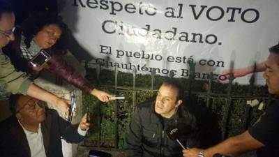 El exfutbolista dando declaraciones a los medios.