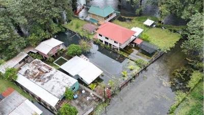 En la comunidad Las Marías, unas ocho casas han sido inundadas con el crecimiento del caudal del Lago de Yojoa debido al cierre de la cortina por trabajos de modernización de la Hidroeléctrica Cañaveral.