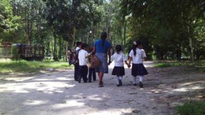 Doña María camina todos los días con sus nietos a la escuela. Fotos: Jorge Monzón.