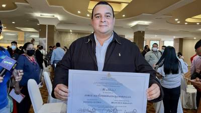 El alcalde electo del Distrito Central, Jorge Aldana, recibe su credencial por parte del CNE.