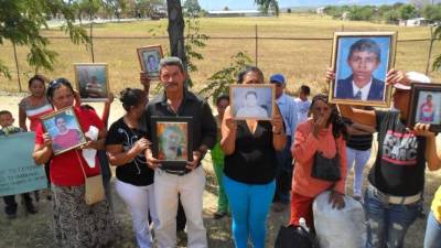 Los familiares de las víctimas del incendio se apostaron en las afueras del presidio de Comayagua.