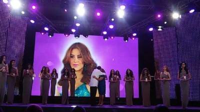 Eduardo Zablah abraza a la madre de María José Alvarado, la eterna reina.