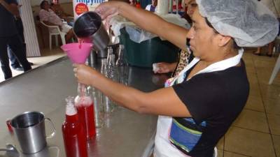 Las microempresarias elaboran vino dulce. Ese es uno de los productos estrella que esperan comercializar.