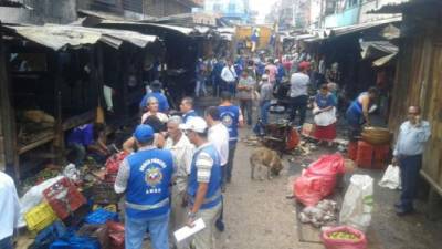 El cuerpo de bomberos de Honduras investiga un incendio que redujo a nada 15 puestos en el mercado de Comayagüela. Foto de archivo.