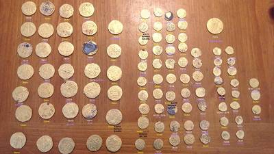 Fotografía cedida por la Comisión para la Conservación de la Fauna y la Flora (FWC) de Florida donde se muestran las monedas de oro robadas a barcos españoles hundidos en el siglo XVIII.