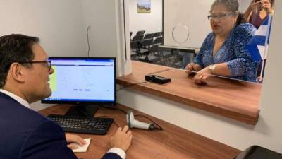 El canciller de Honduras, Lisandro Rosales, inaugurando el nuevo Consulado en Boston.