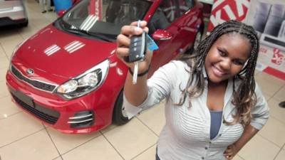 Jennifer Lorena Colón Mejía recibió las llaves del Kia Rio de La Prensa.