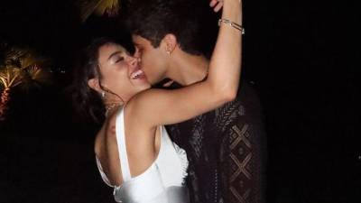 La cantante Danna Paola junto a su novio Alex Hoyer.