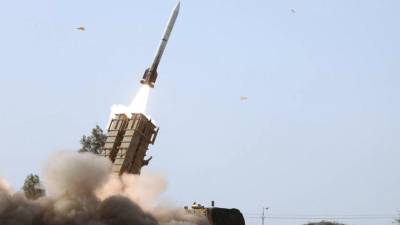 En esta foto distribuida por la página web oficial del ejército iraní, 19 de enero de 2024, se lanza un misil durante un ejercicio militar en el sur del país.