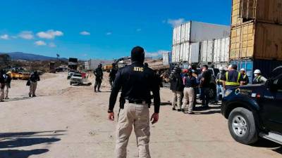 Investigación. Agentes de la Atic en una inspección en los contenedores adquiridos por el Gobierno.