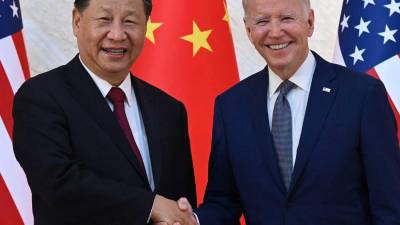 Xi Jinping, presidente de China, y Joe Biden, presidente de EEUU, se estrechan la mano durante un encuentro bilateral.