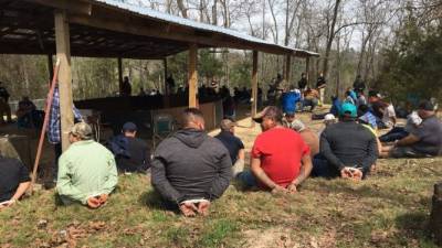 Unos 120 indocumentados fueron detenidos en una pelea de gallos en Arkansas.