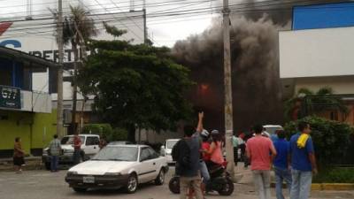 El incendio se registra en el almacen ubicado en el barrio Barandillas.