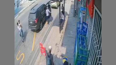 Los dos asaltantes andan en un bicicleta y con arma en mano despojan de sus cosas a sus víctimas.