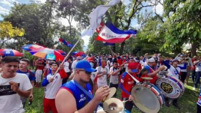 La barra del Olimpia protagonizó un show al equipo blanco en el hotel de concentración previo a su duelo contra Marathón en San Pedro Sula. Los aficionados no pueden ingresar a los estadios debido a las medidas contra el covid-19. Fotos Neptalí Romero.