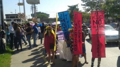 La marcha contra la violencia de género se desarrolla en la primera calle de San Pedro Sula.