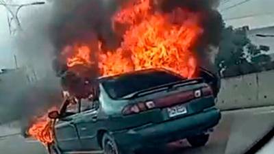 El carro incendiado en el puente de Los Castaños.