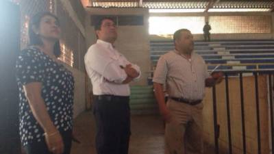 Maestros del Milla Selva le compartieron a Hernández las necesidades del centro educativo.