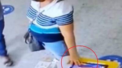 VIDEO: Pareja hurta tablet en centro de salud de San Pedro Sula