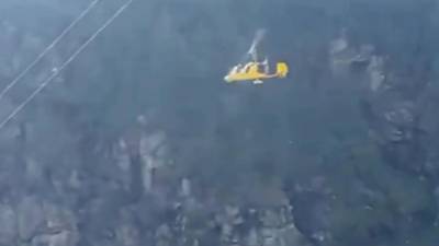 Video del momento en que aeronave impacta contra cables de teleférico en Italia