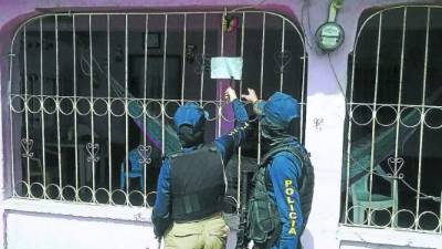Las autoridades de la Fuerza Nacional Antiextorsión (FNA) empezaron ayer a quitar los rótulos puestos por los extorsionadores en las casas.
