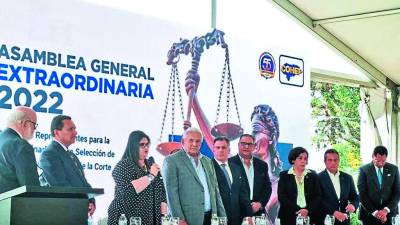 Momento en el que la junta directiva del Cohep oficializó a Olban Valladares y Helui Castillo como sus representantes en la Junta Nominadora.