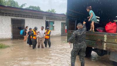 En zonas de riesgo del valle de Sula, personas militar y Copeco han evacuado a varias familias.