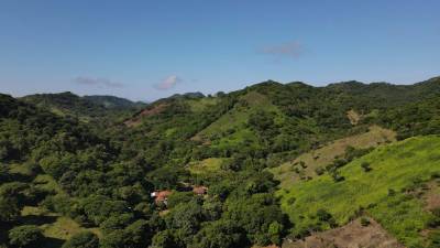 Fotografía aérea donde de la zona este lunes, donde se accidentó un helicóptero de la Fuerza Aérea de El Salvador la noche del domingo en Pasaquina (El Salvador).