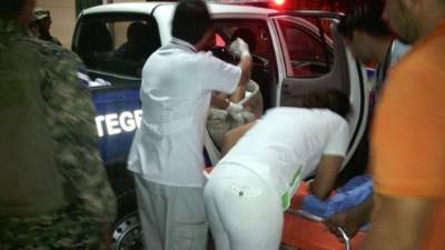 En la imagen, el momento en que la señora Ana Palma llegaba al centro asistencial.