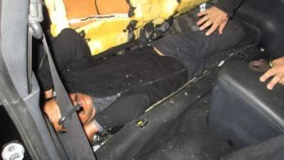 Fotografía cedida por la Oficina de Aduanas y Protección Fronteriza (CBP) donde se muestra a un hombre mexicano, de 48 años, escondido adentro del asiento trasero de un automóvil en un intento de ingreso ilegal a Estados Unidos. EFE