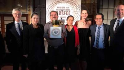 Imagen del productor hondureño y su esposa al recibir el galardón. Foto: Coffe Planet Corporation.