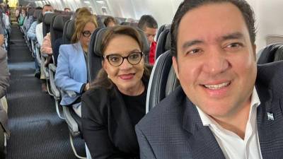 Xiomara Castro a bordo de un avión comercial junto a su secretario privado.