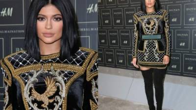 No siempre Kylie Jenner luce semidesnuda. Esta vez la joven asistió a un evento de lanzamiento en un vestido de la colección de Balmain para H&M.