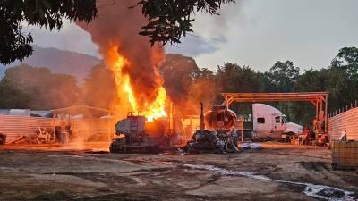 Una explosión que se produjo ayer en un plantel de equipo pesado en el <b>sector de El Zapotal</b> dejó un muerto y dos carros cisternas de <b>combustible destruidos.</b>