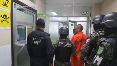 Los peligrosos reos fueron uniformados para trasladarlos a Ilama, Santa Bárbara, y Morocelí, El Paraíso.