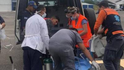 Equipo de la Cruz Roja trasladando a la menor en Tegucigalpa.