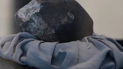 Una roca que viajó millones de kilómetros por el espacio y que terminó impactando una vivienda en Honduras es hoy una pieza científica curiosa que resguarda y expone la Universidad Nacional Autónoma deen Comayagua.