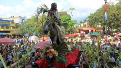 Cada año, los feligreses bendicen sus palmas.