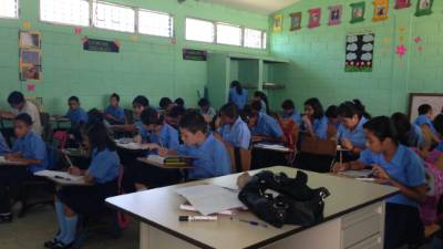 La nueva escuela modelo Abraham Riera Peña tiene nuevo mobiliario.