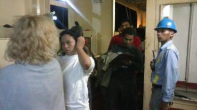 Los balseros se conducían en una pequeña embarcación por la isla de Utila.