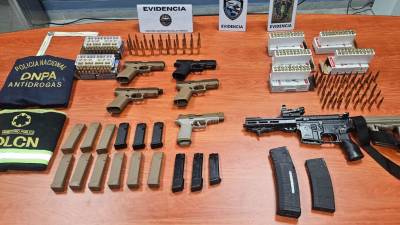 Un total de seis armas de fuego, cargadores y más de 200 municiones fueron decomisados durante la inspección de un contenedor en Puerto Cortés, departamento de Cortés, informaron autoridades policiales.