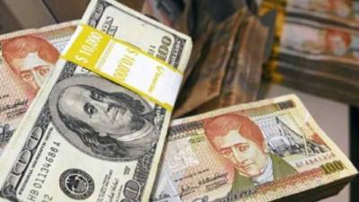 Fardos de dólares y lempiras | Fotografía de archivo.