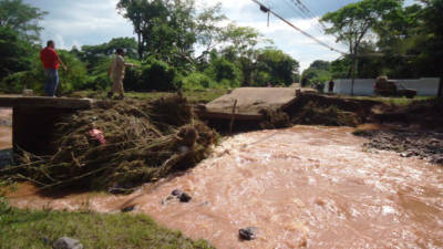 En Siguatepeque se dañó una caja puente por las crecidas de una quebrada.