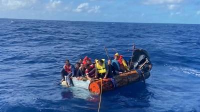 Guardia Costera estadounidense donde se aprecia un barco rústico con varios indocumentados a bordo interceptado el 17 de diciembre aproximadamente a 15 millas de Duck Key, Florida.