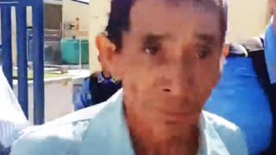 El detenido cuando era resguardado por agentes policiales